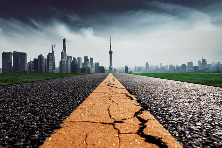 経済改革は繁栄をもたらしたが、習政権の強権体質が裏目に（中央のタワーは上海のテレビ塔）　PHOTO ILLUSTRATION BY SHUNLI ZHAO/GETTY IMAGES