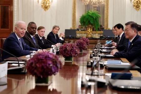 バイデン米大統領は韓国の文在寅大統領とホワイトハウスで首脳会談を行った。両国の強固な同盟関係を確認し、北朝鮮核問題や新型コロナウイルス対策など幅広い協議が行われた。写真は５月２１日、ホワイトハウスで撮影（２０２１年　ロイター／Jonathan Ernst）