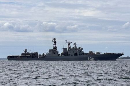 ロシア海軍艦艇がバルト海と北海を結ぶ海峡で衝突の恐れがある航路をたびたび航行しているほか、デンマーク海軍の艦艇に兵器を向けたり、航行システムを妨害したりする行為を繰り返していることがデンマーク防衛情報機関の報告で分かった。写真はデンマークのグレートベルト海峡を航行するロシア海軍艦艇。８月撮影（２０２５年　ロイター/Jacob Gronholt-Pedersen）