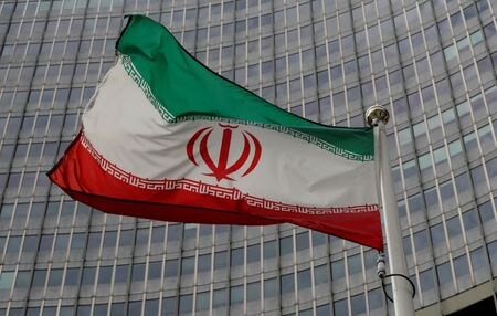 　イラン国営テレビは８日、同国がイラク国内の米関連施設に１５発のミサイルを発射し、少なくとも８０人の「米国のテロリスト」が死亡したと報じた。写真はイランの国旗。ウィーンのＩＡＥＡ本部で２０１９年９月撮影（２０２０年　ロイター／Leonhard Foeger）