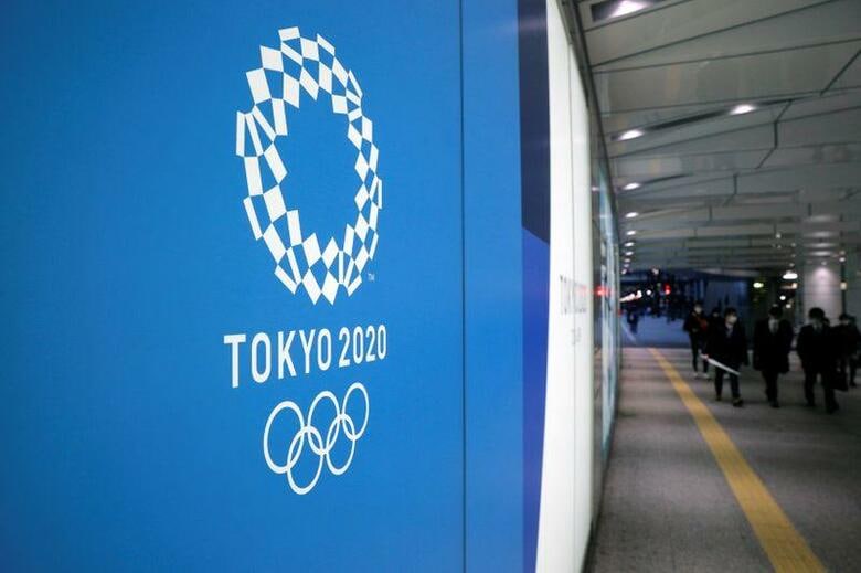 菅義偉官房長官は17日の閣議後会見で、東京五輪は予定通り開催するとし、昨晩行われたG7（主要7カ国）首脳の緊急テレビ会議でも、「完全な形での開催したい」との安倍晋三首相発言に対して、各首脳から理解が示されたと述べた。写真は3月15日、東京の新宿で撮影（2020年　ロイター/Stoyan Nenov）