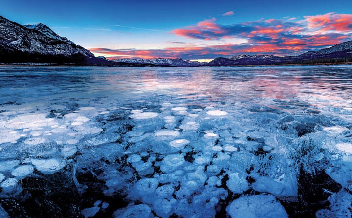 アブラハム湖のアイスバブル　NAPHAT PHOTOGRAPHY／GETTY IMAGES