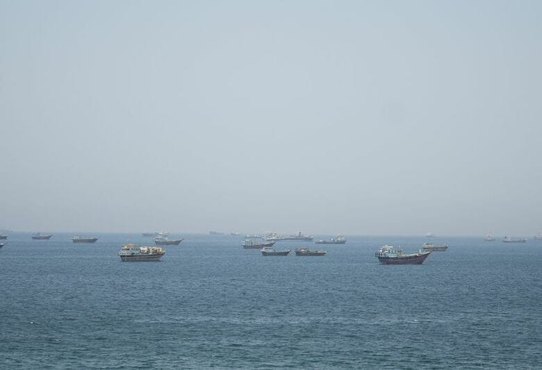 ホルムズ海峡で8日撮影　REUTERS/Stringer