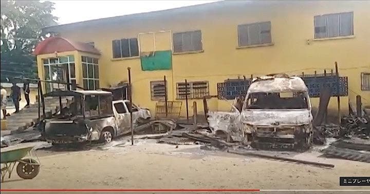 ナイジェリア南東部の都市オウェリの刑務所を武装集団が襲撃し、受刑者1844人が逃走した。写真は襲撃され自動車が黒焦げになった刑務所。 euronews (en français)