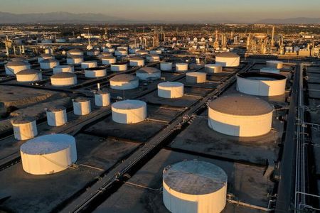 　６月１７日、米国時間の米原油先物は約６％下落し、４週間ぶりの安値を更新した。米カリフォルニア州で３月撮影（２０２２年　ロイター/Bing Guan）
