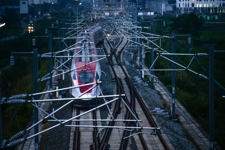 　８月８日、インドネシアは１８日に予定していたジャカルタと西ジャワ州バンドンを結ぶ高速鉄道の試験走行を来月まで延期したと発表した。提供写真（２０２３年　ロイター/Antara Foto/Raisan Al Farisi）