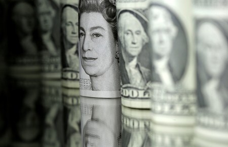 ニューヨーク外為市場では、英ポンドが対ドルで下落。ジョンソン英首相が１２月１２日の総選挙実施を提案したことに反応した。２０１７年６月撮影（２０１９年　ロイター/DADO RUVIC）