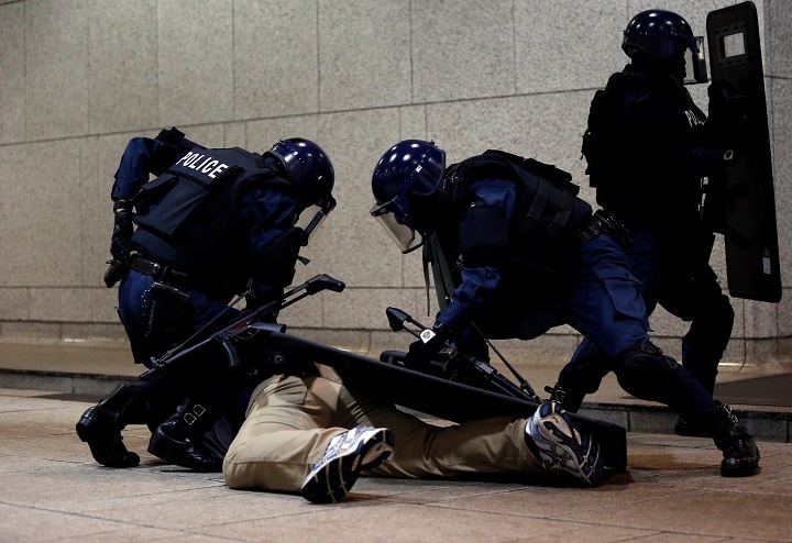 対テロ訓練で犯人を取り押さえる警視庁の警察官（2017年6月）　Issei Kato-REUTERS