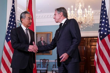 　米国を訪問している中国の王毅外相は２８日、１１月に見込まれる習近平・中国国家主席とバイデン米大統領の会談について、道のりは平たんではないとの認識を示した。ワシントンの米国務省内で２６日撮影（２０２３年　ロイター／Sarah Silbiger）