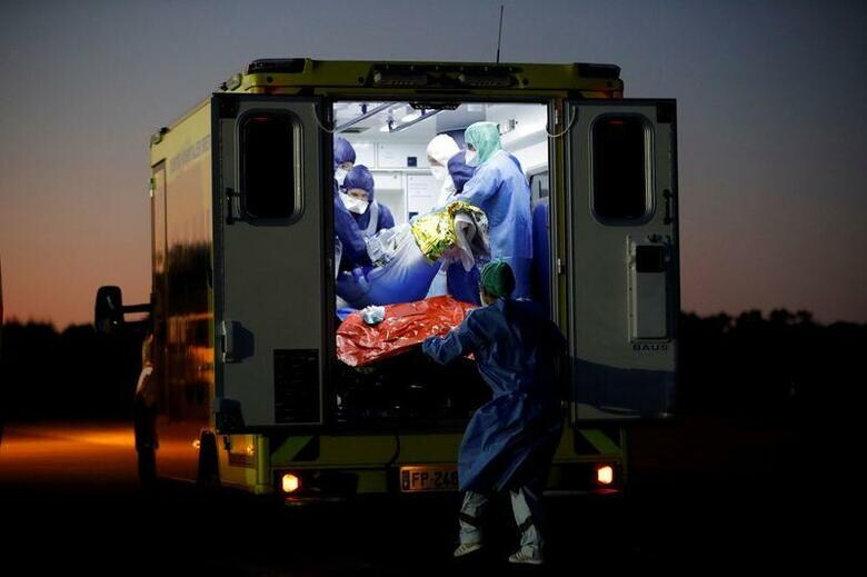 フランスで確認された新型コロナウイルス感染者数は4万0558人で、前日の3万6330人を上回った。写真は新型コロナの陽性者に乗せる医療関係者。11月4日、フランスのバンヌ空港で撮影（2020年　ロイター/Stephane Mahe）