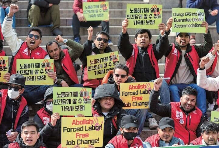 労働条件の改善を求める韓国の外国人（今年3月、ソウル）　KIM JAEHWANーSOPA IMAGESーLIGHTROCKET／GETTY IMAGES NEWSWEEK
