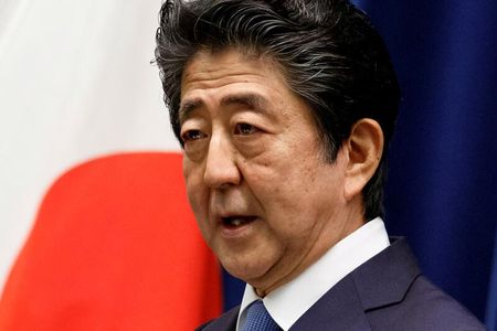 　安倍晋三首相（写真）は３日、首相官邸で開かれた政府・与党連絡会議で６日に広島市、９日に長崎市でそれぞれ開かれる平和記念式典に出席すると発表した。写真は６月都内での代表撮影（２０２０年／ロイター）