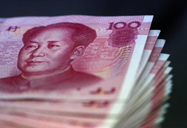 　９月２７日、香港株式市場は、近いうちに中国本土の投資家が取引の主役になる可能性がある。写真は人民元紙幣。台北の銀行で２０１０年撮影（２０１６年　ロイター/Nicky Loh）