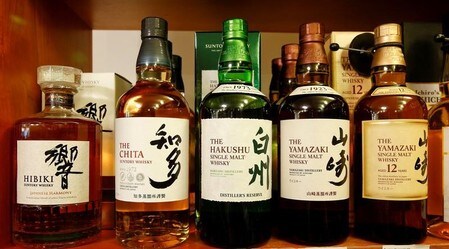 　５月１５日、サントリーホールディングスは傘下のサントリースピリッツが国産ウイスキーの一部商品の販売を休止する見通しを明らかにした。対象は「白州１２年」と「響１７年」。ウイスキー人気が高まったことで原酒が不足している。写真は店頭に並ぶサントリーのウイスキー。２０１６年６月撮影（２０１８年　ロイター/Arnd Wiegmann）