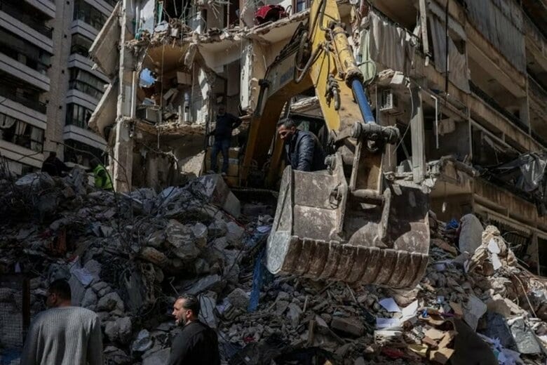 写真はイスラエル軍による空爆の現場。4月9日、レバノンのベイルートで撮影。REUTERS/Louisa Gouliamaki