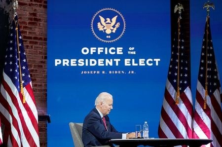 　米大統領選で勝利を確実にした民主党のバイデン前副大統領が２３日に指名した２人は、その協調性、同盟国を支援する姿勢、外交を安全保障の第一のツールと考える冷静さで知られている。写真はデラウェア州ウィルミントンでビデオ会議を行うバイデン氏（２０２０年　ロイター／Joshua Roberts）