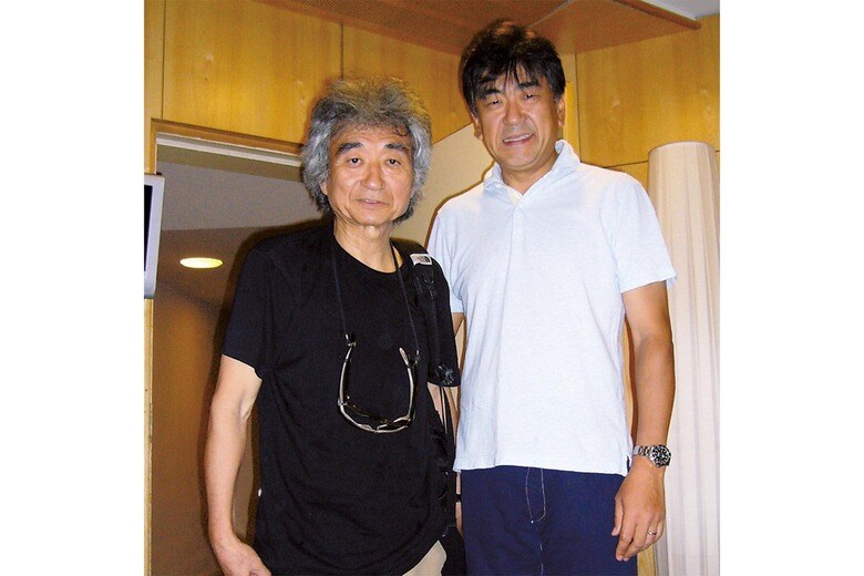 2007年、佐渡がベルリン・ドイツ交響楽団を客演指揮した際にベルリン・フィルハーモニーの楽屋に現れた小澤