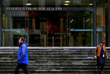 　9月２３日、ニュージーランド（ＮＺ）準備銀行（中央銀行）は、政策金利のオフィシャル・キャッシュレートを０．２５％に据え置いた。。写真は2017年7月、NZ準備銀行の前を歩く男性（2020年 ロイター/David Gray ）