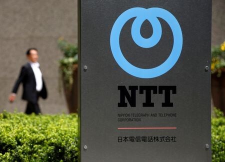 写真はＮＴＴのロゴ。2018年5月、東京で撮影。  REUTERS/Issei Kato