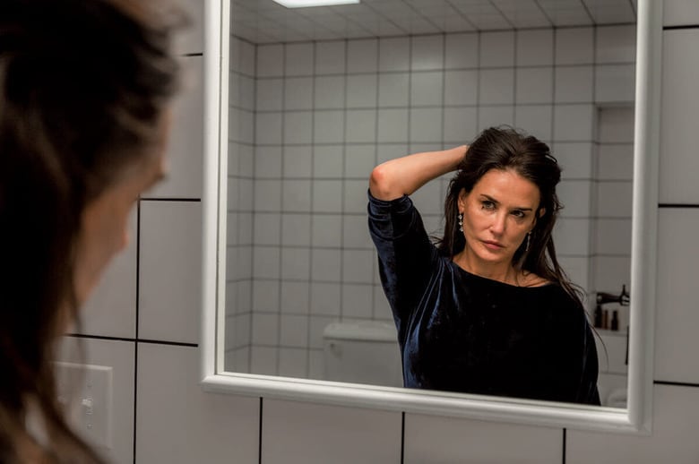 落ち目のスターを体当たりで演じたムーア　©THE MATCH FACTORY