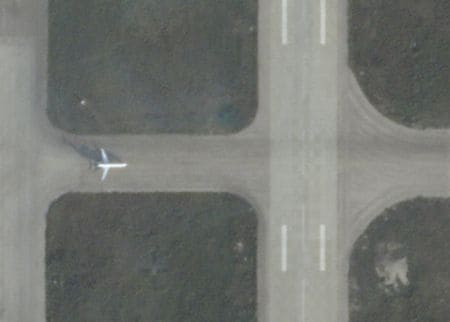 　４月１７日、２０２４年１２月、シリア首都ダマスカスに反体制派の軍が迫り、２４年にわたる自らの支配体制が間もなく終わりを告げる直前、アサド前大統領はプライベートジェットを駆使し、何度かに分けて現金や貴重品、自身の資産とつながる企業の詳細を記した機密情報などを国外に持ち出していた。写真は２０２４年１２月８日、フメイミム空軍基地で撮影されたジェット機。提供写真（２０２５年　ロイター／Planet Labs PBC）