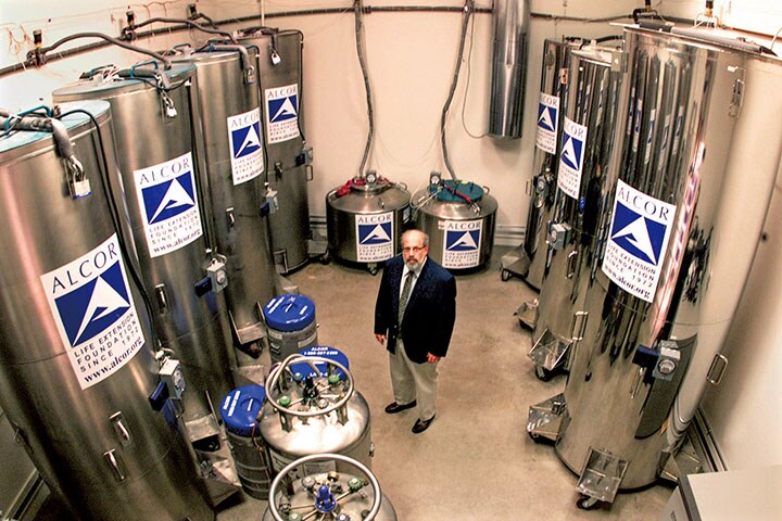 アルコー寿命延長財団の施設には患者たちを冷凍保存する装置が並ぶ　Jeff Topping-REUTERS