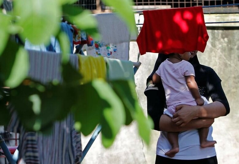 ２月１５日、迫害や暴力に満ちたミャンマー西部ラカイン州から、マレーシアに逃れて来る大勢のイスラム系少数民族ロヒンギャの少女が、ロヒンギャ男性に花嫁として売る人身売買業者の犠牲になっている。写真は、夫から逃れてマレーシア首都郊外で家族と暮らす少女。９日撮影（２０１７年　ロイター/Lai Seng Sin）