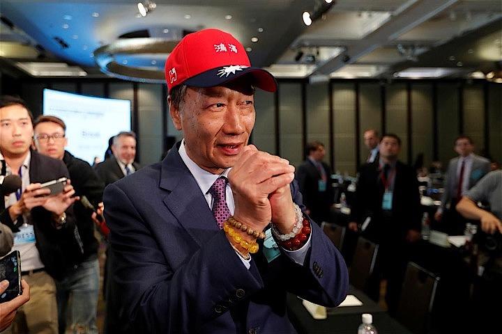 台湾の鴻海（ホンハイ）精密工業の郭台銘（テリー・ゴウ）会長（写真）は、2020年1月の台湾総統選挙に出馬すると正式に表明した。対中融和路線の野党・国民党の予備選挙に参加する。台北で16日撮影（2019年　ロイター／Tyrone Siu）