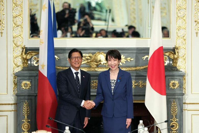 東京・赤坂の迎賓館で首脳会談を前に握手する高市早苗首相とフェルディナンド・マルコスJr.フィリピン大統領（2026年5月28日撮影）。太田清/Pool via REUTERS