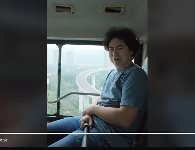 地上20階の高さを走るバスで帰宅するルー　　Jackson Lu