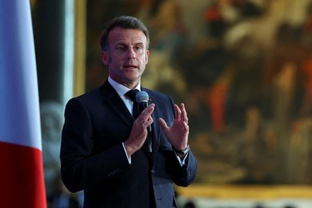 　５月１９日、フランスのマクロン大統領（写真）は、対フランス投資誘致を目的にした会合「チューズ・フランス（Choose France）」で今年は２００億ユーロ（２２４億７０００万ドル）相当の新規投資が確約されるとの見通しを示し、防衛やエネルギー、人工知能（ＡＩ）などの分野でプロジェクトを公表した。写真は同日、ベルサイユ宮殿で代表撮影（２０２５年　ロイター）
