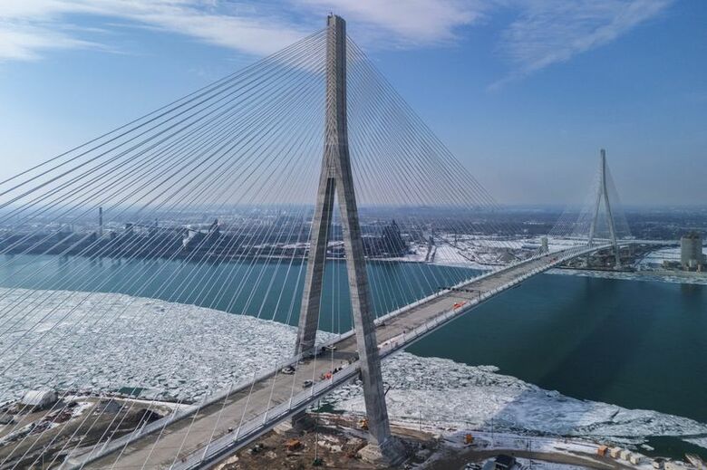 「ゴーディ・ハウ国際橋」。建設中の2月10日、カナダ・オンタリオ州ウィンザーからドローンで撮影。 REUTERS/Dax Melmer/File Photo