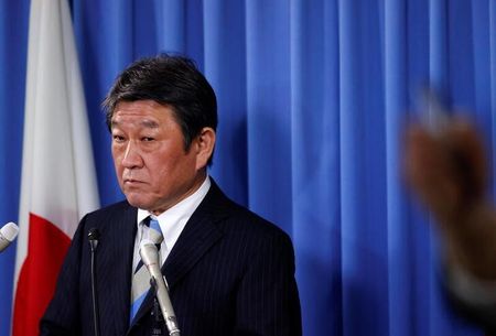 　自民党の茂木敏充幹事長（写真）は４日の定例会見で、ウクライナ支援のため、自民党議員の５月歳費から１万円ずつを募金する方向で検討していることを明らかにした。写真は２０２１年１１月、都内の自民党本部で撮影（２０２２年　ロイター／Issei Kato）