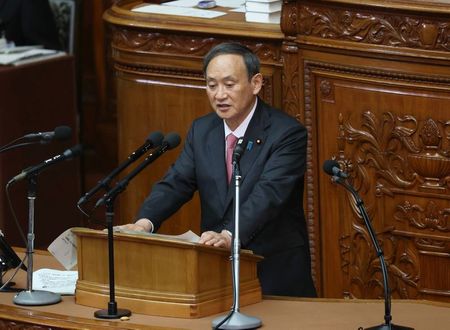 菅義偉首相は２９日の参院代表質問で２０２０年度３次補正予算に関連し、新型コロナウイルスの影響や内外経済動向を注視し、「必要なら予算上の措置も含め」追加策を検討すると述べた。写真は２８日に衆院本会議で答弁する菅首相。（２０２０年　時事通信）