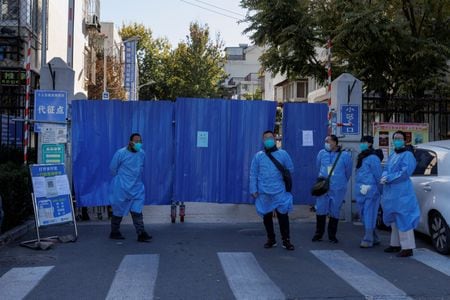 　１１月８日、中国の複数都市で新型コロナウイルス感染者が急増しており、世界の製造業の中心地である広州では上海が実施したような全面的なロックダウン（都市封鎖）を回避できるか試される事態となっている。写真は封鎖された住宅地の門。北京で７日撮影（２０２２年　ロイター／Thomas Peter）
