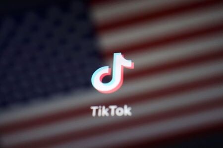 　中国の短編動画投稿アプリ「ＴｉｋＴｏｋ」と運営会社のバイトダンスは１８日夜、ＴｉｋＴｏｋに関する取引を禁じる米大統領令の差し止めを求め、米ワシントンの連邦地裁に訴えを起こした。米ブルームバーグニュースが１９日報じた。写真はＴｉｋＴｏｋのロゴ（２０２０年　ロイター／Florence Lo）