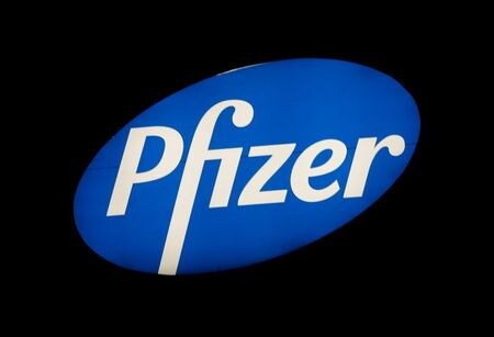 スイス政府は７日、米ファイザーと独ビオンテックが共同開発した新型コロナウイルスワクチン３００万回分の供給を受ける契約書に調印したと発表した。チューリヒで２０１８年１０月撮影（２０２０年　ロイター/ARND WIEGMANN）