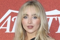 サブリナ・カーペンター、扇情的な衣装で「男性に奉仕する」ポーズ...アルバム写真に「女性蔑視」批判