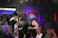 米銃乱射の容疑者はトランスジェンダー、なのにドラァグクィーンが同情を集める訳