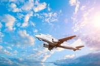 「体調不良で...」機内で斜め前の女性が「仕事休みます」と上司に　現場映像にネット歓喜「俺たちの希望」