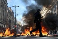 フランスの大規模抗議デモが一部暴徒化、近年最悪の暴動に　生活費高騰に不満