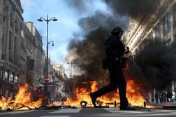 フランスの大規模抗議デモが一部暴徒化、近年最悪の暴動に　生活費高騰に不満