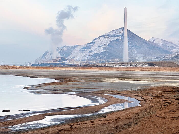 アルフレド・ジャー(Alfredo Jaar)<br>
<シリーズタイトル> 『ジ・エンド』(The End)<br>
<作品タイトル> ジ・エンド(GSL_a)(2025年)<br>
▶水資源の過剰な使用によって消滅の危機にあるユタ州グレートソルト湖。科学者たちはこの状況を「環境的核爆弾」と呼ぶ。湖の悲劇的な運命、深い美しさと哀愁を写し取り、プリピクテ賞を受賞<br>
Credit: Courtesy Alfredo Jaar