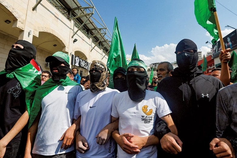 ヨルダン川西岸地区でハマス支持を叫ぶデモ隊（昨年10月）　MUSSA QAWASMAｰREUTERS