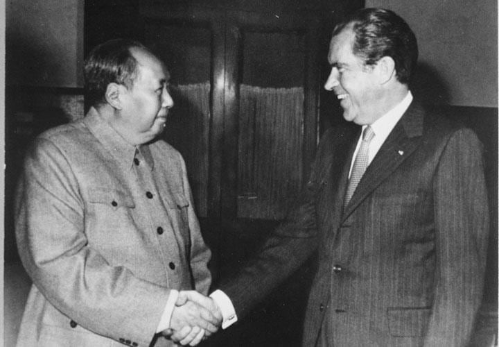 1972年のニクソン（右）と毛沢東の電撃的な首脳会談は世界を変えた　Richard Nixon Presidential Library and Museum / Public domain