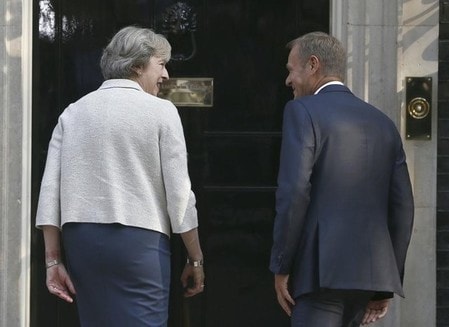 　９月８日、ＥＵのトゥスク大統領はメイ英首相と会談し、英国がＥＵとの間で離脱に関する交渉を早急に始めることがすべての人の利益にかなうとの見方を示した。ロンドンの首相官邸に入る両者（２０１６年　ロイター／Neil Hall）