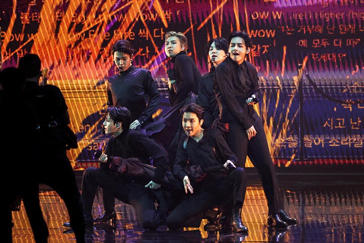 受賞は逃したもののグラミー賞授賞式で圧巻のパフォーマンスを披露するBTSのメンバー（右端がV）　Mario Anzuoni-REUTERS