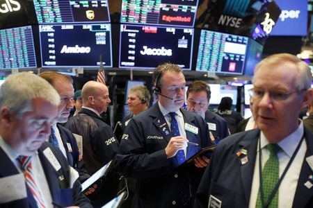 米国株式市場は４営業日続伸し、最高値で取引を終えた。新型コロナウイルスの感染拡大による経済への影響懸念が緩和した。ニューヨーク証券取引所で撮影（２０２０年　ロイター/LUCAS JACKSON）