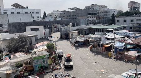 イスラエル軍は１６日、パレスチナ自治区ガザを実効支配するイスラム組織ハマスに人質として拘束されている約２４０人のうち１人の遺体をガザ最大のシファ病院近くの建物から回収したと発表した。写真は１１月１２日、ガザ地区のシファ病院の中庭のようす（２０２３年　ロイター／ Ahmed El Mokhallalati/via REUTERS）