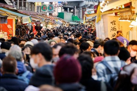 　１月１０日、総務省によると、１２月の東京都区部消費者物価指数（生鮮食品を除く、コアＣＰＩ）は前年同月比４．０％上昇した。写真は２０２２年１２月、年末の買い物客でにぎわう都内の商店街（２０２３年　ロイター/Issei Kato）